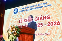 PGS.TS Nguyễn Văn Hiền gửi gắm sinh viên thông điệp về trí tuệ và học tập trong ngày khai giảng