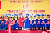 Trường Cao đẳng Đại Việt Sài Gòn trao bằng tốt nghiệp cho 1.072 tân khoa năm 2025
