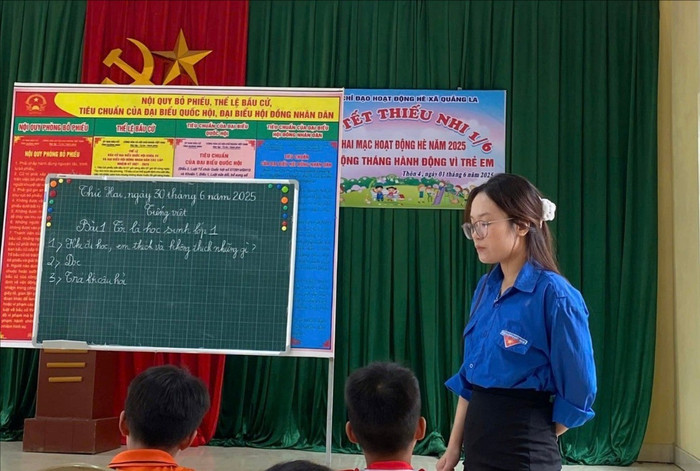 Sinh viên Trần Thị Thu Huyền trong một lần giảng bài tại "lớp học 0 đồng". Ảnh: NVCC 514403278-724773837069188-2492193027635776251-n.jpg