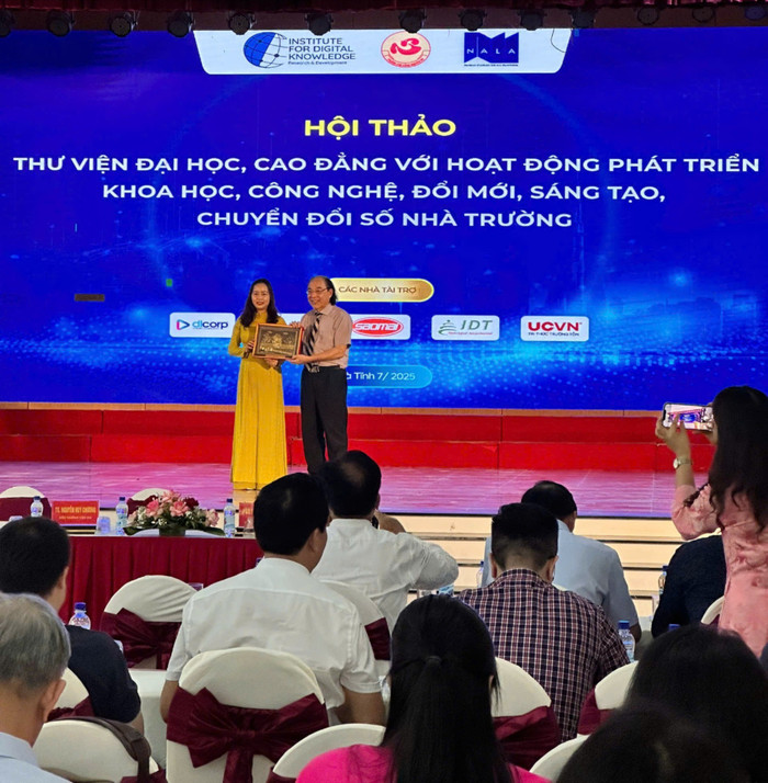 Tiến sĩ Nguyễn Huy Chương tặng quà cho Tiến sĩ Đặng Thị Thúy Hằng - Trường Cao đẳng Văn hóa, Thể thao và Du lịch Nguyễn Du. d2d01b06c96d7f33267c-2302.jpg