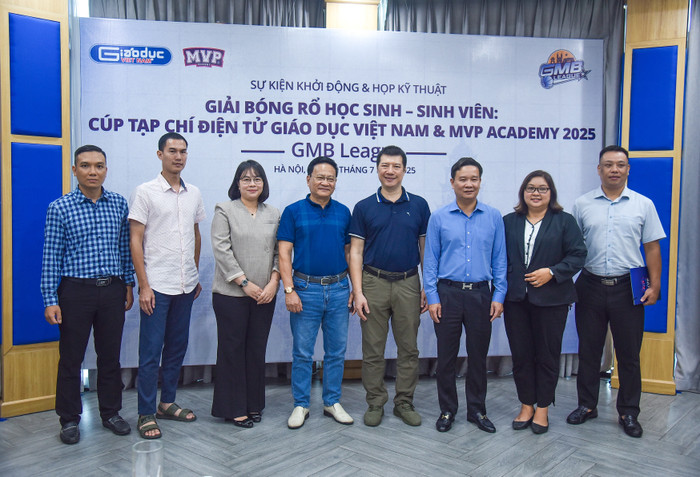 Đại diện ban tổ chức và một số khách mời chụp ảnh lưu niệm. mvp-0303.jpg