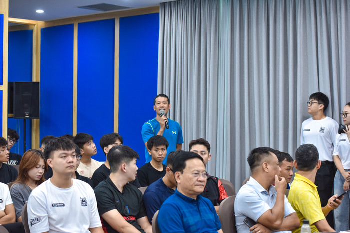 Đại diện đội thi đấu đặt câu hỏi cho Ban Tổ chức. mvp-0450.jpg