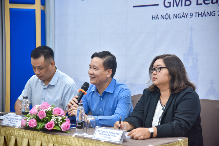 Nhà báo Nguyễn Tiến Bình giải đáp thắc mắc của một số phóng viên. mvp-0157.jpg