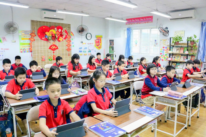 Việc sử dụng máy tính bảng sẽ linh hoạt tùy theo đặc thù bài giảng và môn học nhưng vẫn đảm bảo cân đối hài hòa giữa phiếu bài, vở ghi và công nghệ. p5.jpg