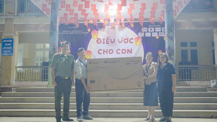 Những phần quá ý nghĩa đã tiếp thêm nguồn động viên to lớn cho các nhà trường và học sinh phấn đấu học tập. trao-tang-06-tv.jpg