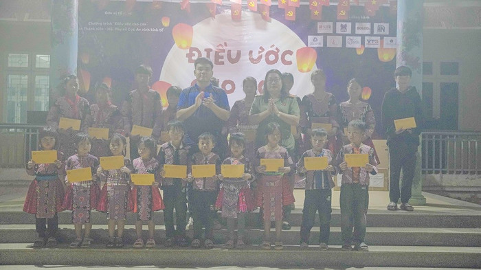Ban Tổ chức trao quà cho học sinh Trường Tiểu học và Trung học cơ sở Hang Kia A, xã Pà Cò, tỉnh Phú Thọ. trao-hoc-bong-1.jpg