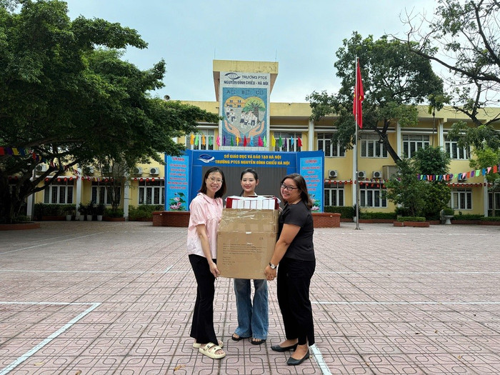 Các thành viên của Học viện Bóng rổ MVP (MVP Academy) đồng hành cùng chương trình trao quà cho các em nhỏ. trao-tang-banh-trung-thu-truong-nguyen-dinh-chieu.jpg