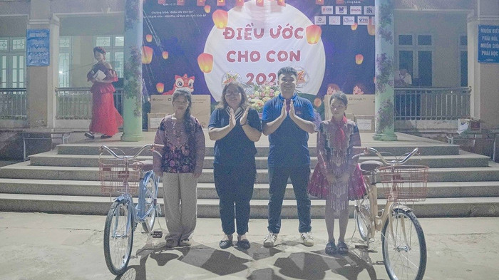 Các em học sinh có hoàn cảnh khó khăn còn được trao tặng xe đạp để đến trường. thuc-hien-dieu-uoc.jpg