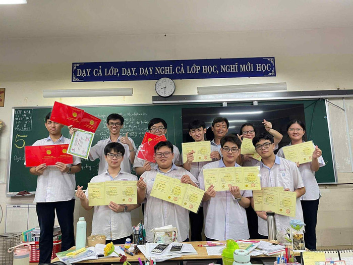 Đức Tài (hàng sau, thứ 2 từ trái sang) chụp cùng thầy chủ nhiệm và một số bạn đạt thành tích cao trong lớp. a9e2ea44-b21e-41b9-baaa-30beed20ebe7.jpg