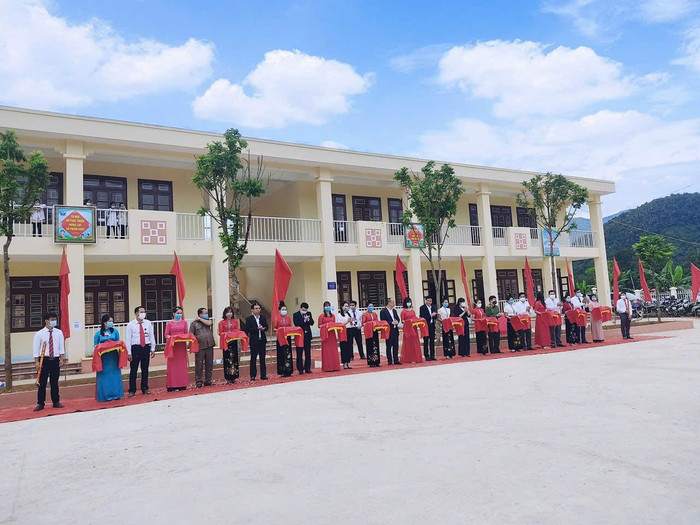 Nhà tài trợ khánh thành nhà 2 tầng, 8 phòng học cho Trường Trung học cơ sở Mường Bám. Ảnh: Sở Giáo dục và Đào tạo tỉnh Sơn La cung cấp. unnamed-2025-05-13t133424106.jpg