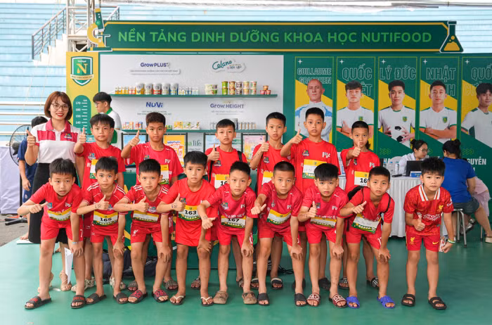 cac-cau-thu-nhi-tranh-thu-check-in-khu-vuc-hoc-vien-dinh-duong.jpg