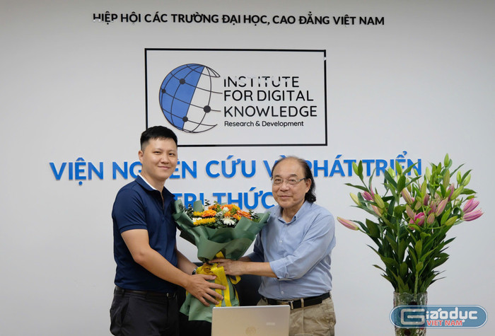 Tiến sĩ Nguyễn Huy Chương tặng hoa cho ông Phạm Đăng Phúc, đại diện Tập đoàn EBSCO đánh dấu việc hợp tác giữa hai đơn vị. gdvn-618981dfb66a0134587b.jpg