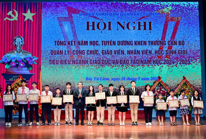 Thầy và trò Trường Newton gặt hái được nhiều thành tích nổi bật trong năm học 2024-2025. 3eddd8d5-0a11-4a41-8d0b-a1aca4f1fe6b.jpg