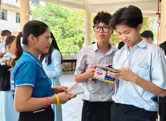Giảng viên Trường Đại học Bách khoa, Đại học Đà Nẵng trong một buổi tư vấn tuyển sinh cho các em học sinh. Ảnh: website nhà trường. tuyen-sinh-dai-hoc-bach-khoa-da-nang-1.jpg
