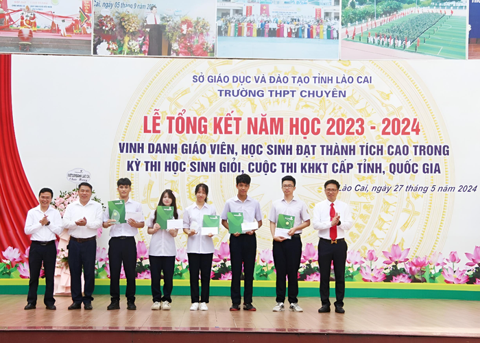 Học sinh đạt giải cao của Trường Trung học phổ thông Chuyên Lào Cai nhận thưởng trong lễ tổng kết năm học. Ảnh: website nhà trường. snapedit-1747117404571.jpg