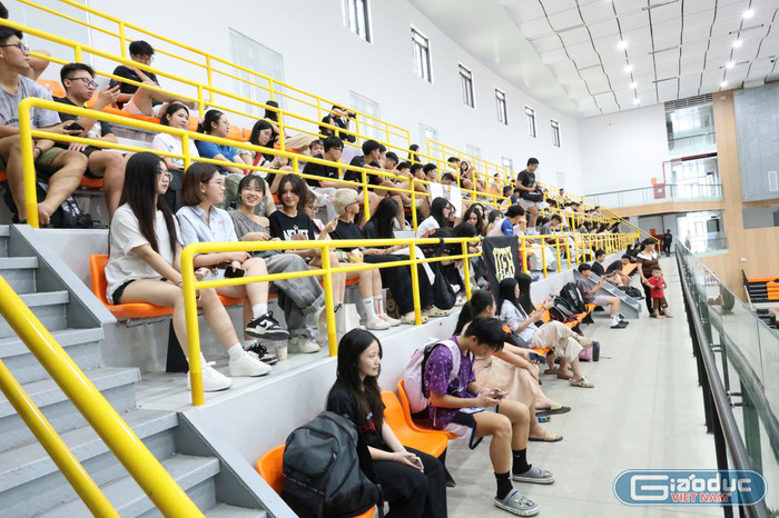 Rất đông khán giả có mặt để cổ vũ cho các đội thi đấu vòng chung kết. gdvn-ck-46.jpg