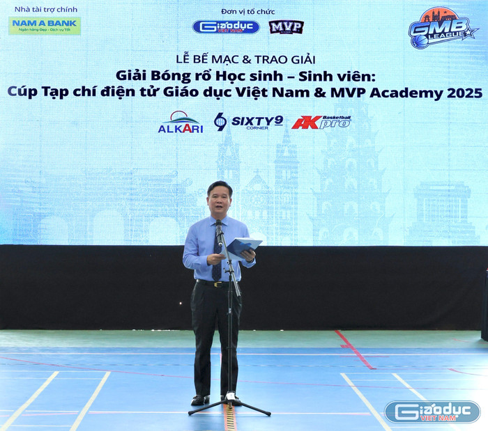 Nhà báo Nguyễn Tiến Bình - Phó Chủ tịch Hiệp hội Các trường đại học, cao đẳng Việt Nam, Tổng Biên tập Tạp chí điện tử Giáo dục Việt Nam, Trưởng Ban Tổ chức giải đấu. gdvn-ck-47.jpg