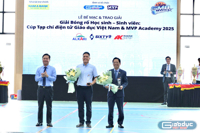 Ban Tổ chức trao hoa và kỷ niệm chương cho các đơn vị tài trợ. gdvn-ck-33.jpg