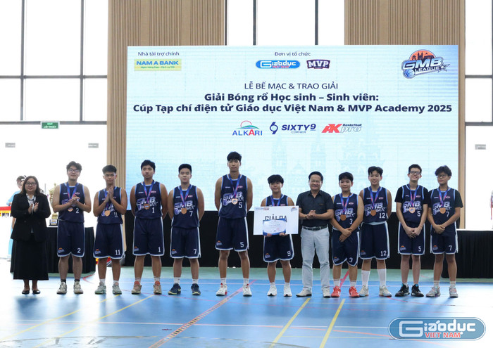 Giải Ba nội dung U18 nam thuộc về đội Trường Trung học phổ thông Chuyên Hà Nội - Amsterdam. gdvn-ck-17.jpg