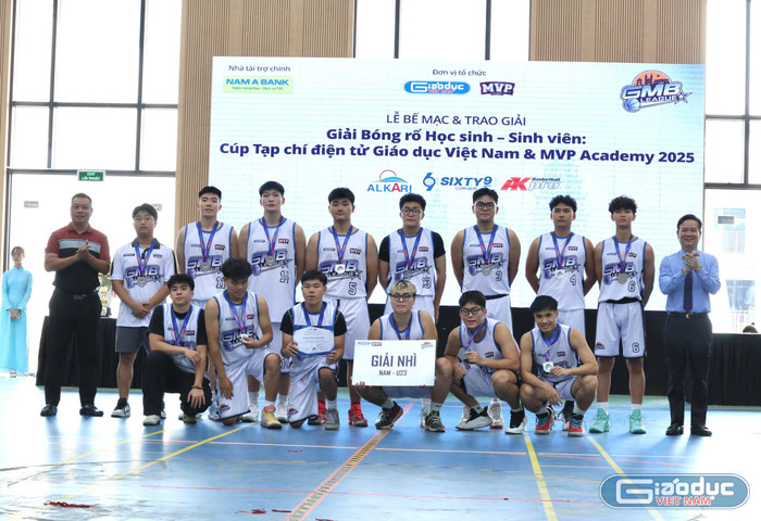 Giải Nhì nội dung U23 nam thuộc về đội Viện đào tạo Quốc tế - Đại học Kinh tế Quốc dân. gdvn-ck-8.jpg