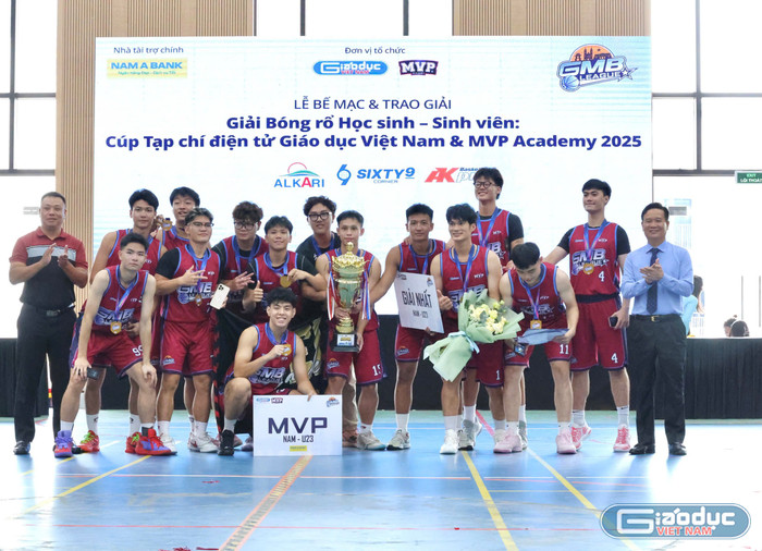Giải Nhất nội dung U23 nam thuộc về đội Trường Đại học Kinh tế - Đại học Quốc gia Hà Nội. gdvn-ck-5.jpg