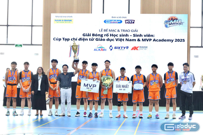 Giải Nhất nội dung U18 nam thuộc về đội Vinschool The Harmony. gdvn-ck-15.jpg