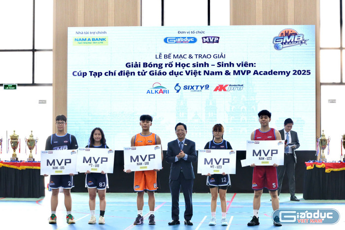 Đại diện nhà tài trợ trao giải cho 5 vận động viên xuất sắc nhất. gdvn-ck-27.jpg