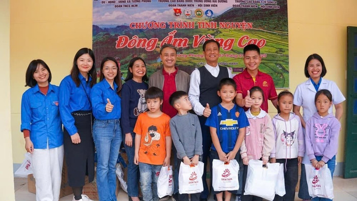 Trường Cao đẳng Dược Trung ương Hải Dương phối hợp với Trường Cao đẳng Y tế Sơn La tổ chức chương trình tình nguyện “Đông ấm vùng cao” tại xã Tường Phong, huyện Phù Yên, tỉnh Sơn La. Ảnh: Sở Giáo dục và Đào tạo tỉnh Sơn La cung cấp. b65c5c42-6a4b-4c23-a995-d7783567f247.jpg
