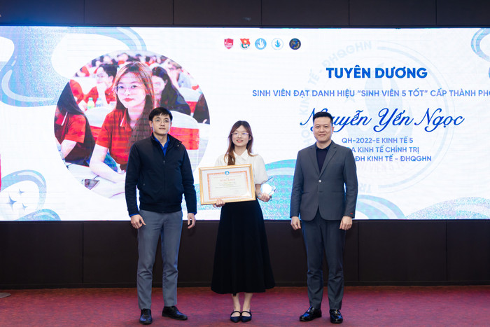 nguyen-yen-ngoc-nhan-danh-hieu-sinh-vien-5-tot-cap-thanh-pho-anh-nvcc.jpg