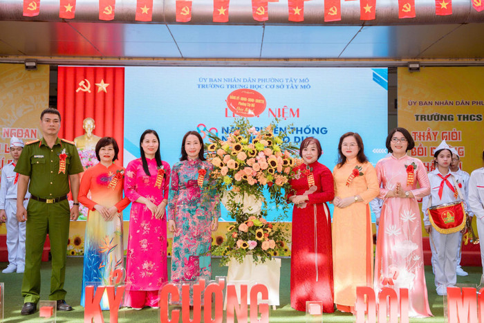 Ban lãnh đạo phường Tây Mỗ do bà Hoàng Thị Thúy Hằng - Bí thư Đảng ủy, Chủ tịch Hội đồng nhân dân phường Tây Mỗ làm trưởng đoàn đến dự và chúc mừng nhà trường. 566c1a20ea1b6145380a.jpg