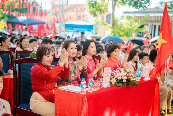 Các thành viên trong ban giám hiệu nhà trường và khách mời. Các thành viên trong ban giám hiệu nhà trường và khách mời.