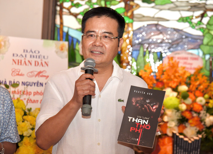 Nhà báo Nguyễn Hào giới thiệu về cuốn sách Tôi "làm" than thổ phỉ. Ảnh: Xuân Qúy 2148fafd1101995fc010.jpg