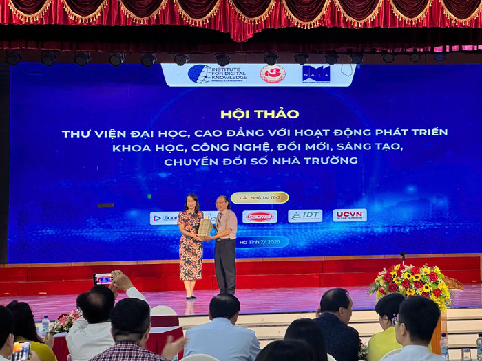 Tiến sĩ Nguyễn Huy Chương tặng quà cho Thạc sĩ Kiều Thúy Nga - Nguyên Vụ trưởng Vụ Thư viện, Bộ Văn hóa, Thể thao và Du lịch để tri ân những đóng góp quan trọng của bà cho sự phát triển của NALA và IDK. afbb826a5001e65fbf10.jpg