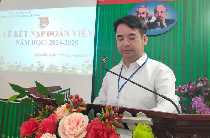 Thầy Nguyễn Đăng Thành, Hiệu trưởng Trường Trung học cơ sở Liên Bão (huyện Tiên Du, tỉnh Bắc Ninh). Ảnh: website nhà trường 495560447-1311341350993834-6381439338710885232-n.jpg
