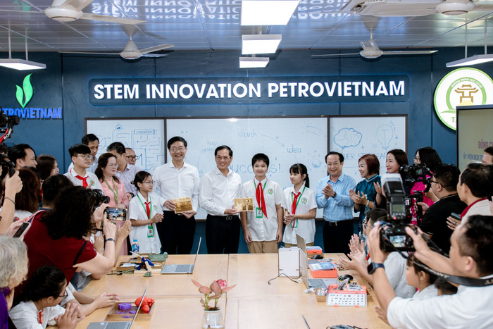 Các bạn học sinh tự tay làm sản phẩm tặng đoàn đại biểu. media-583.jpg