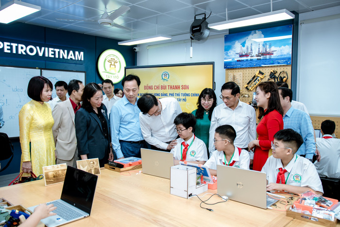 Các em học sinh Trường Trung học cơ sở Tây Mỗ thực hành giáo dục STEM. media-453.jpg
