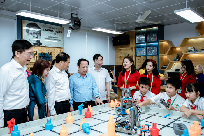 Các em học sinh được thỏa sức sáng tạo trong phòng thực hành STEM. media-527.jpg
