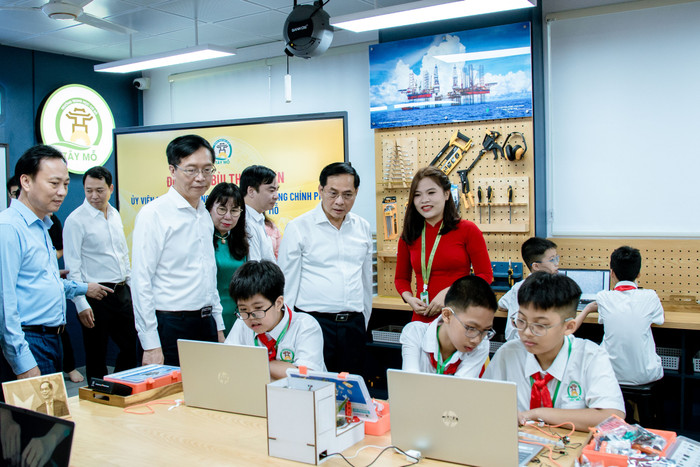 Phó Thủ tướng Chính phủ Bùi Thanh Sơn và đoàn đại biểu tham quan phòng thực hành STEM. media-443.jpg