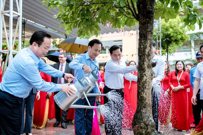 Đoàn đại biểu và ban giám hiệu nhà trường thực hiện nghi thức trồng cây tại sân trường. media-674.jpg