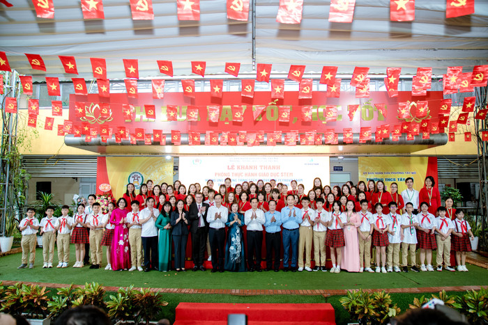 Đại diện đoàn đại biểu, ban giám hiệu, các thầy cô giáo và các em học sinh nhà trường chụp ảnh lưu niệm. media-629.jpg