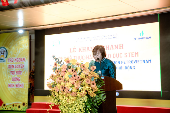 Cô giáo Đoàn Thị Thanh Hương - Bí thư Chi bộ, Hiệu trưởng Trường Trung học cơ sở Tây Mỗ. media-98.jpg