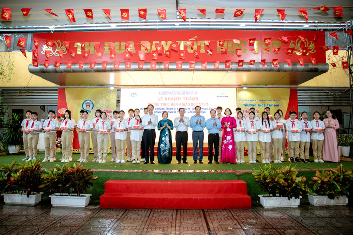 Phó Thủ tướng Chính phủ Bùi Thanh Sơn và đoàn công tác của Trung ương đã trao tặng những phần quá ý nghĩa cho nhà trường và học bổng cho các bạn học sinh. media-380.jpg