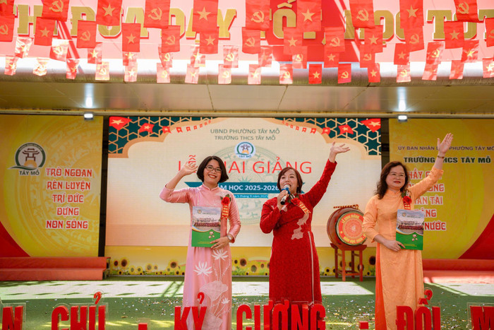 Ban giám hiệu nhà trường trong Lễ khai giảng năm học 2025-2026 tiếp nối tiếng trống ngân vang của Tổng Bí thư Tô Lâm. Ban giám hiệu nhà trường trong Lễ khai giảng năm học 2025-2026 tiếp nối tiếng trống ngân vang của Tổng Bí thư Tô Lâm.