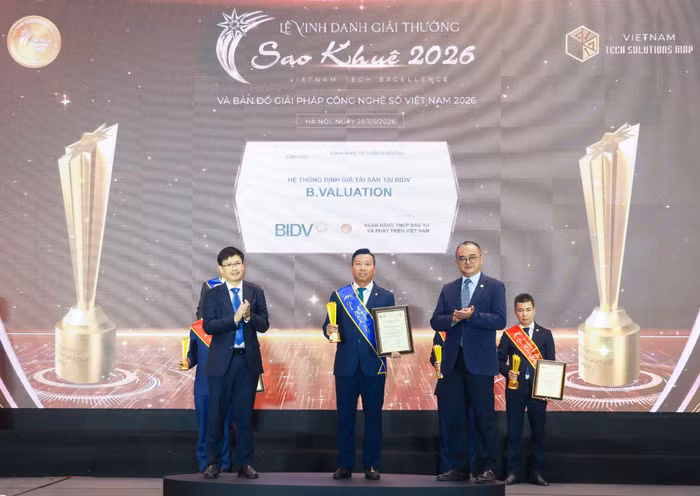Đại diện Lãnh đạo Trung tâm Định giá tài sản kiêm Lãnh đạo Ban QLDA Xây dựng phần mềm Hệ thống định giá tài sản tại BIDV lên nhận giải thưởng Sao Khuê 2026 với sản phẩm B.Valuation.