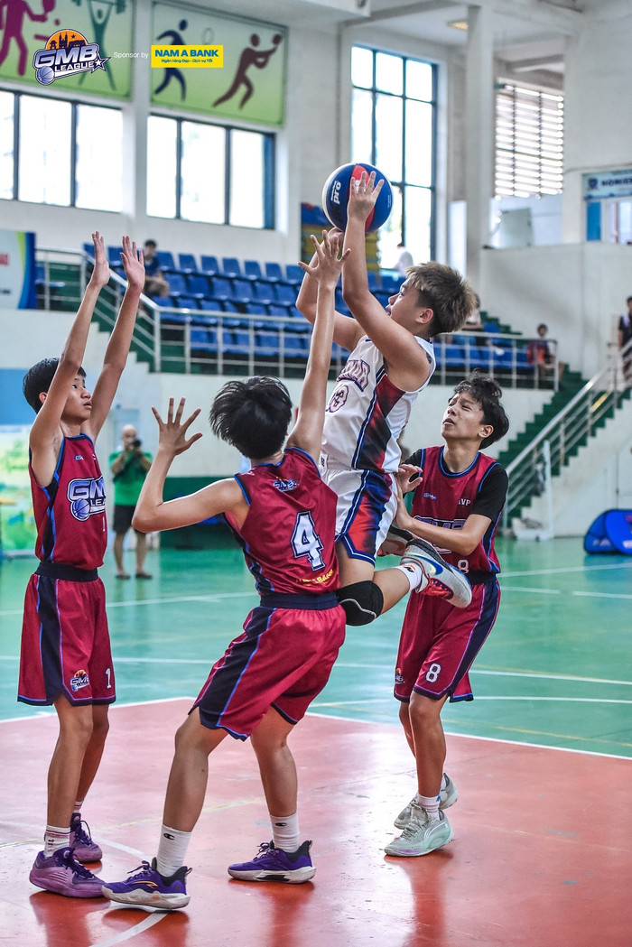 Hai đội tạo ra thế trận giằng co kịch tính ngay sau tiếng còi khai cuộc. doi-vinschool-the-harmony-va-giang-vo-5.jpg