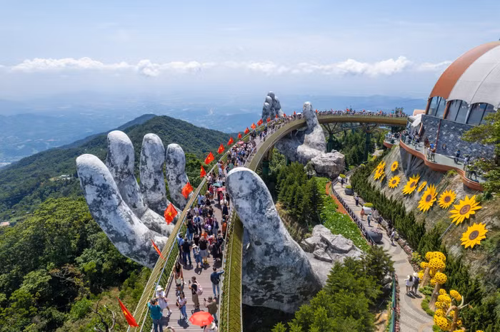 Cầu Vàng khoác lên mình diện mạo rực rỡ.