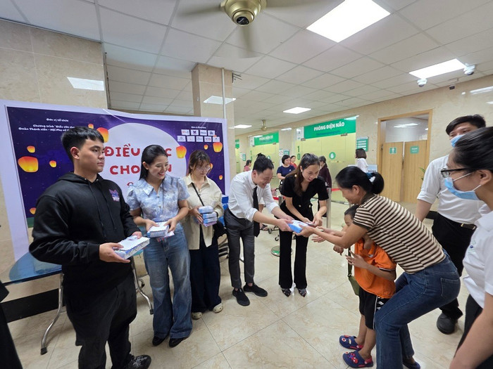 Ban Tổ chức trao quà tại cho các bệnh nhi tại Bệnh viện Châm cứu Trung ương. 1000100086.jpg