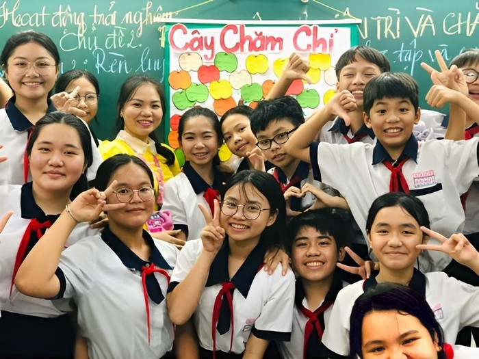 Cô Nguyễn Thị Yến - Giáo viên Trường Trung học cơ sở Bình Chánh, Thành phố Hồ Chí Minh cùng các em học sinh. Ảnh: NVCC snapedit-1754906298913.jpg