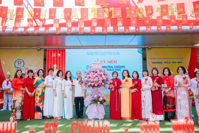 Ban đại diện cha mẹ học sinh nhà trường tặng hoa chúc mừng lễ khai giảng. Ban đại diện cha mẹ học sinh nhà trường tặng hoa chúc mừng lễ khai giảng.