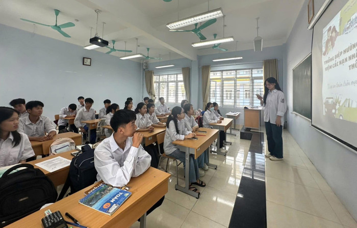 Một tiết học được tích hợp phương pháp học tập thuyết trình nhằm nâng cao kỹ năng mềm cho học sinh. Ảnh: Trường Trung học phổ thông Chuyên Lê Quý Đôn (tỉnh Lai Châu). img-9698.jpg